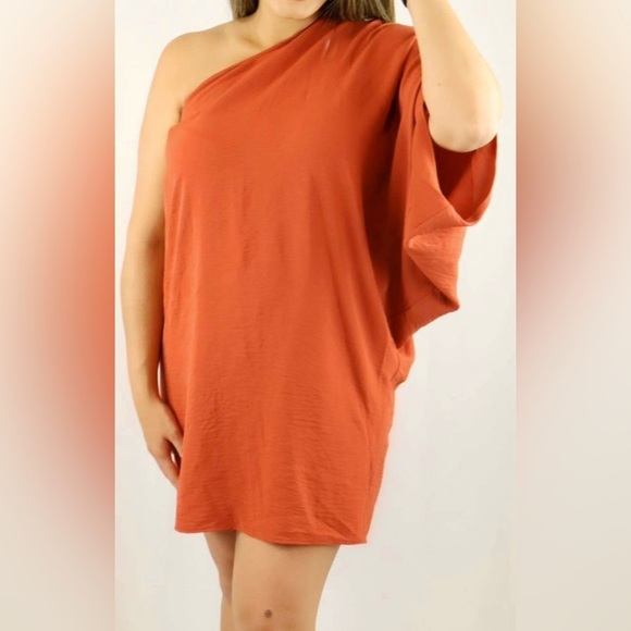 eesome Dresses & Skirts - Pretty one shoulder dress. Worn twice. Size medium.